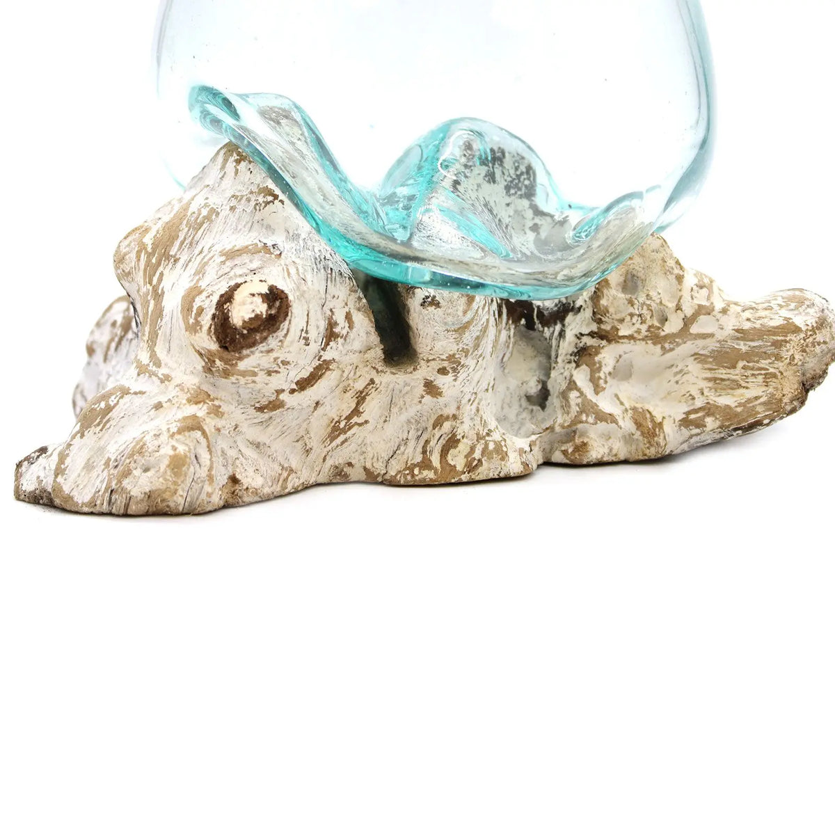 Cuenco de vidrio azul fundido artesanalmente sobre una base de madera natural blanqueada con textura rústica.