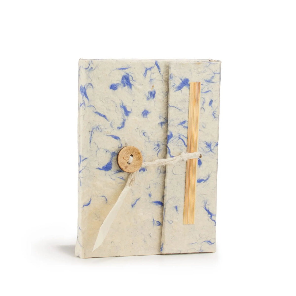 Cuaderno artesanal con tapa de papel reciclado azul y beige, cierre de madera y cuerda natural.