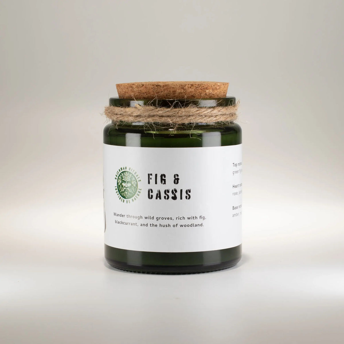 Vela de cristal verde con tapa de corcho, aroma higo y grosella negra, estilo rústico.