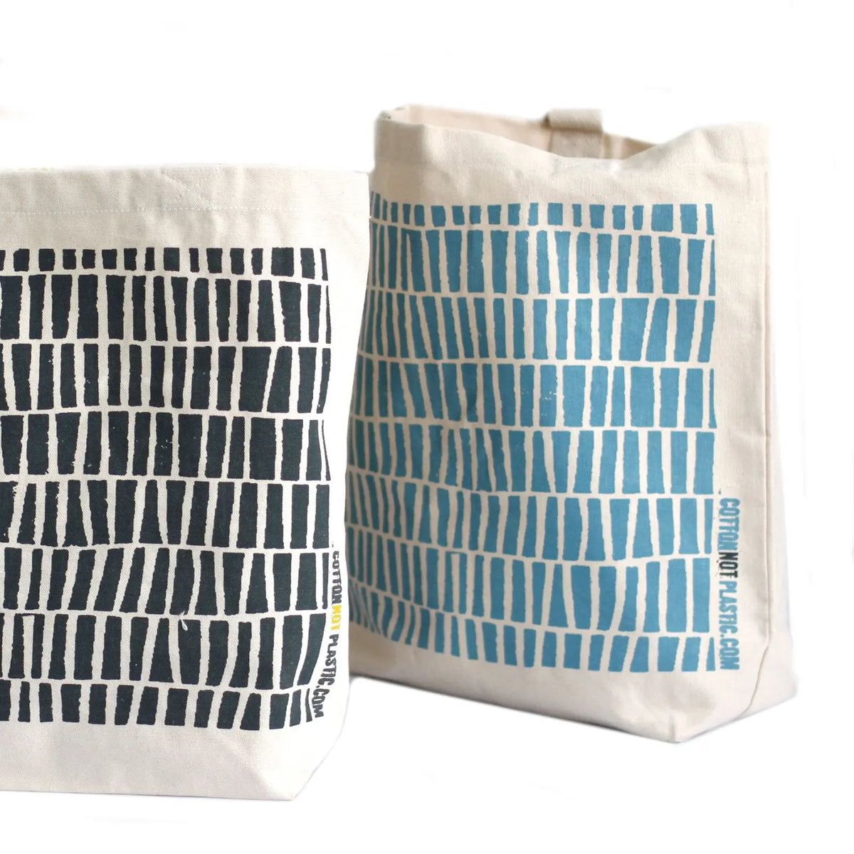 Dos bolsas de tela de algodón color crudo con estampado geométrico de líneas verticales en azul y negro.