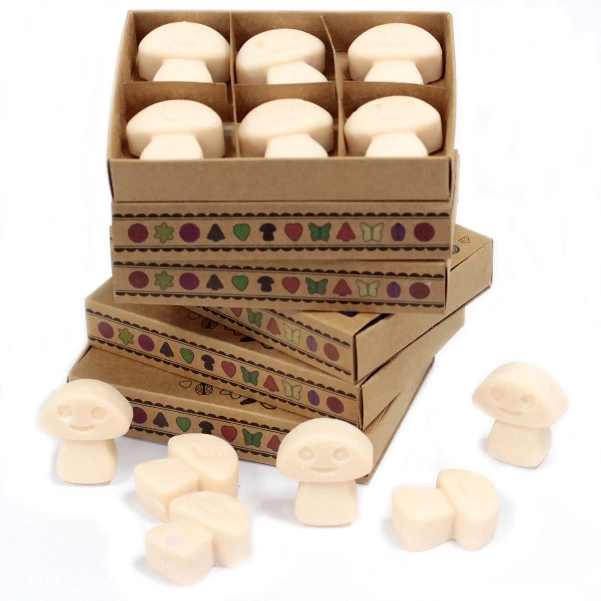 Cajas de cartón con 6 ceras de soja en forma de setas con caritas, color crema, sobre fondo blanco.