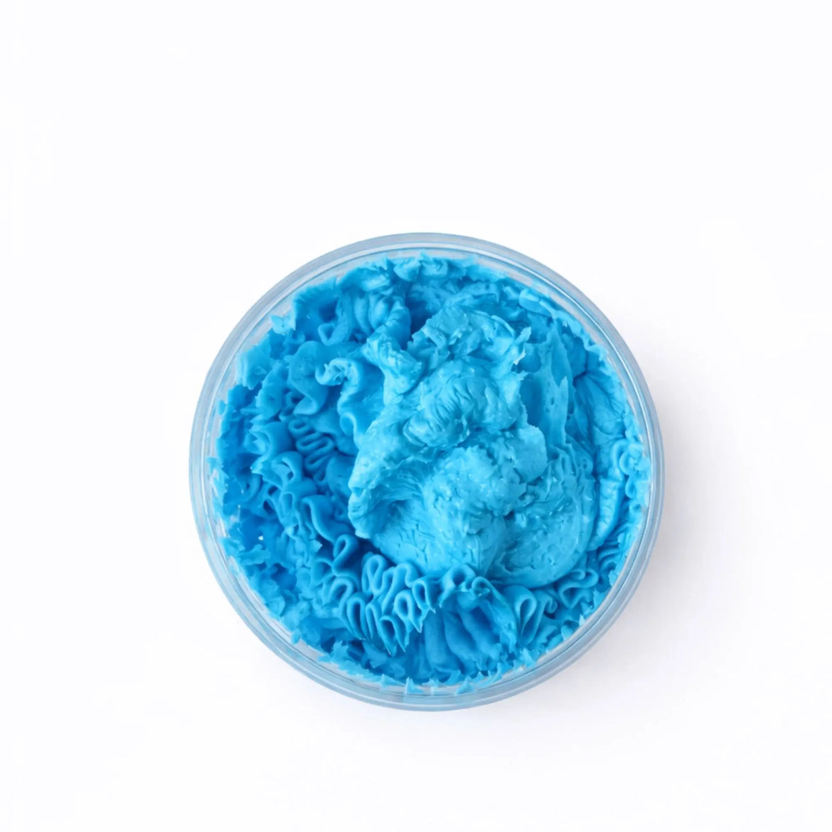 Crema de modelar azul brillante en envase transparente, ideal para peinados de estilo moderno y creativo.