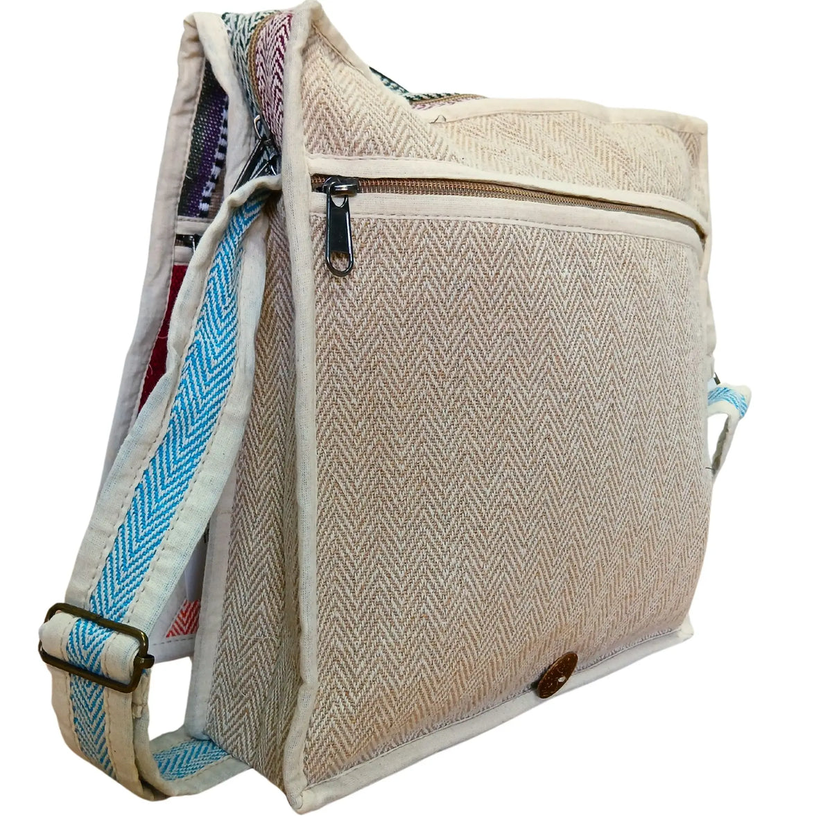 Bolso mensajero de cáñamo beige con patrón en espiga, cierre de cremallera y correa ajustable con detalles en azul.