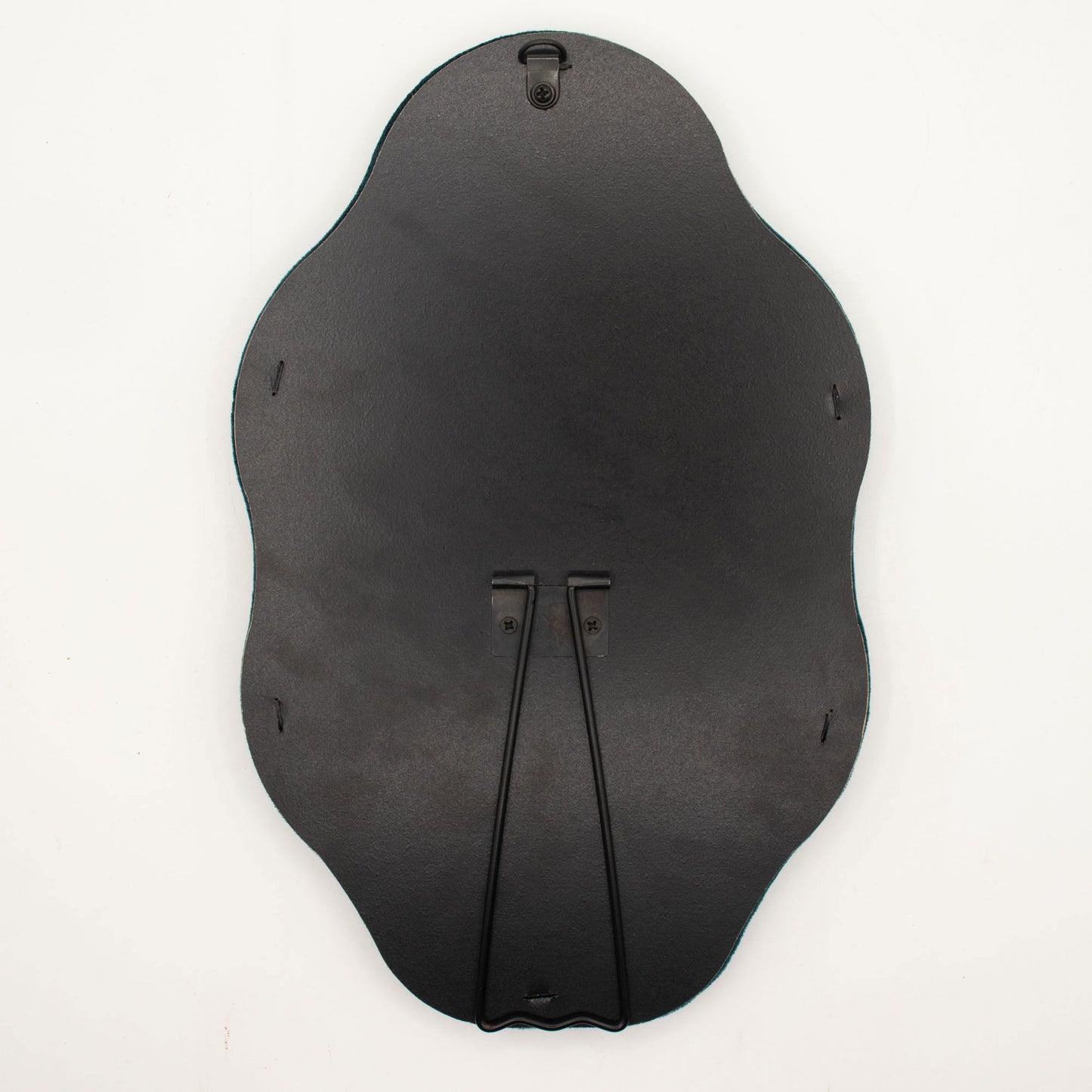 Espejo decorativo negro en forma irregular, material acrílico, con soporte para pared. Ideal para cualquier ambiente.