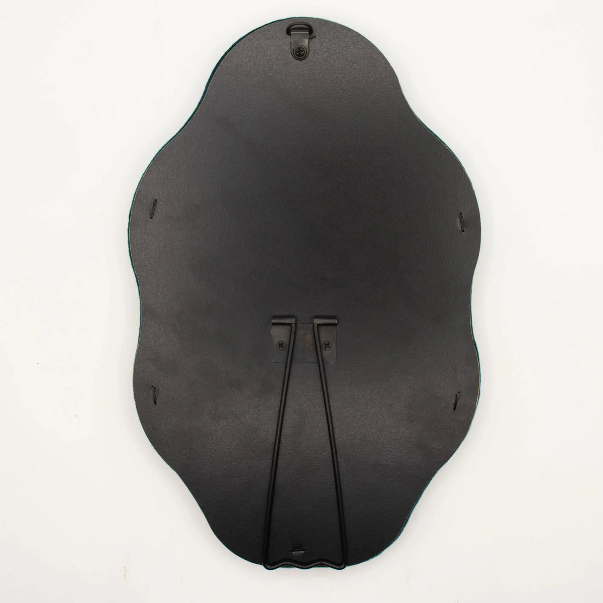 Espejo decorativo negro en forma irregular, material acrílico, con soporte para pared. Ideal para cualquier ambiente.