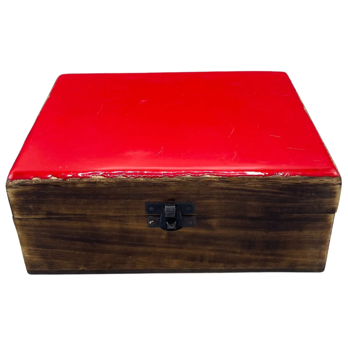 Caja rectangular de madera oscura con tapa de cerámica esmaltada roja y cierre metálico frontal. 20x15x7.5cm.