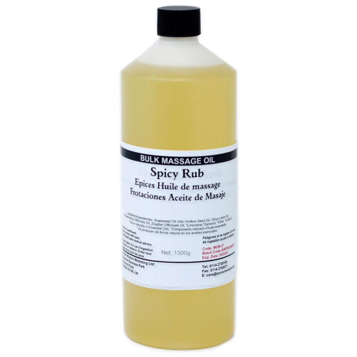 Botella de plástico de 1 litro con aceite de masaje amarillento y etiqueta informativa sobre fondo blanco.
