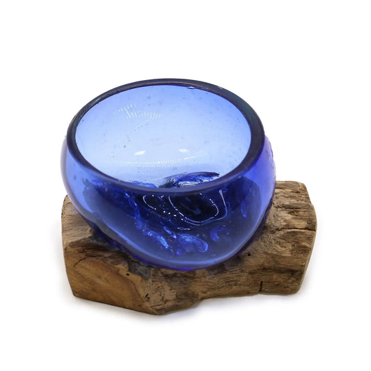 Mini tazón de vidrio fundido azul con forma orgánica, montado sobre una base de madera natural de estilo rústico