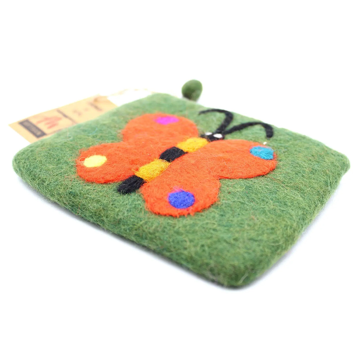 Estuche de fieltro verde con una mariposa naranja aplicada en el centro con detalles coloridos, artesanal y texturizado.