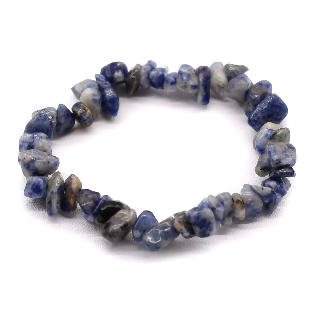 Pulsera elástica hecha con fragmentos de piedras naturales de sodalita en tonos azules y blancos con acabado pulido