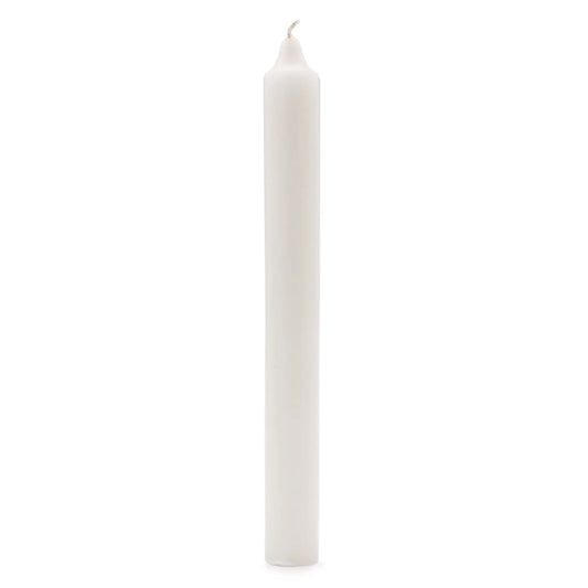 Vela cónica de color blanco mate con acabado liso, forma cilíndrica y mecha visible en la parte superior. Fondo blanco.