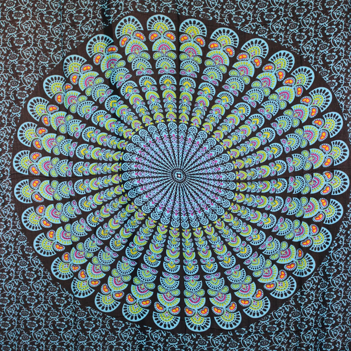Pareo con estampado circular de mandala y plumas de pavo real en tonos azul, verde y rosa sobre fondo negro con flores.