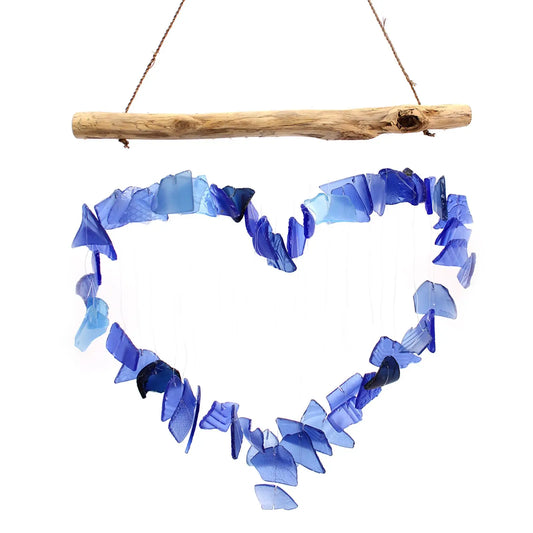 Carillón en forma de corazón hecho con fragmentos de vidrio azul reciclado colgados de una rama de madera natural.