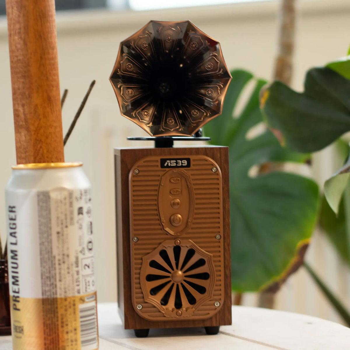 Altavoz Bluetooth Ancient Wisdom tipo gramófono retro, madera y metal bronce, diseño vintage con controles frontales.