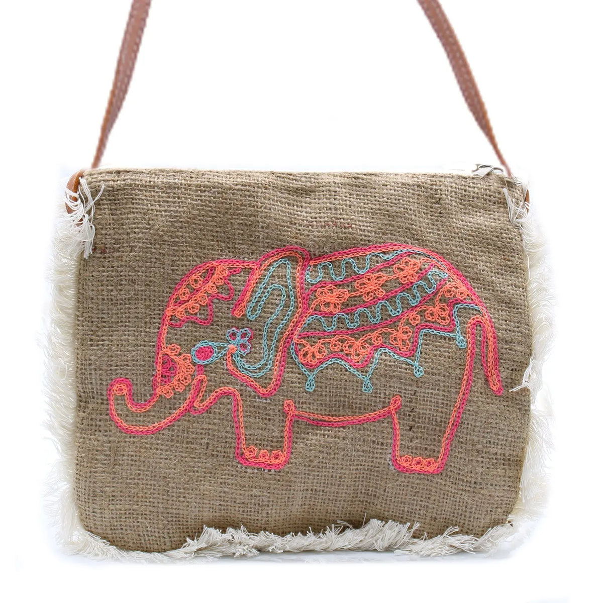 Bolso de yute color natural con flecos, bordado de elefante en tonos rosa y azul y correa fina de cuero marrón.