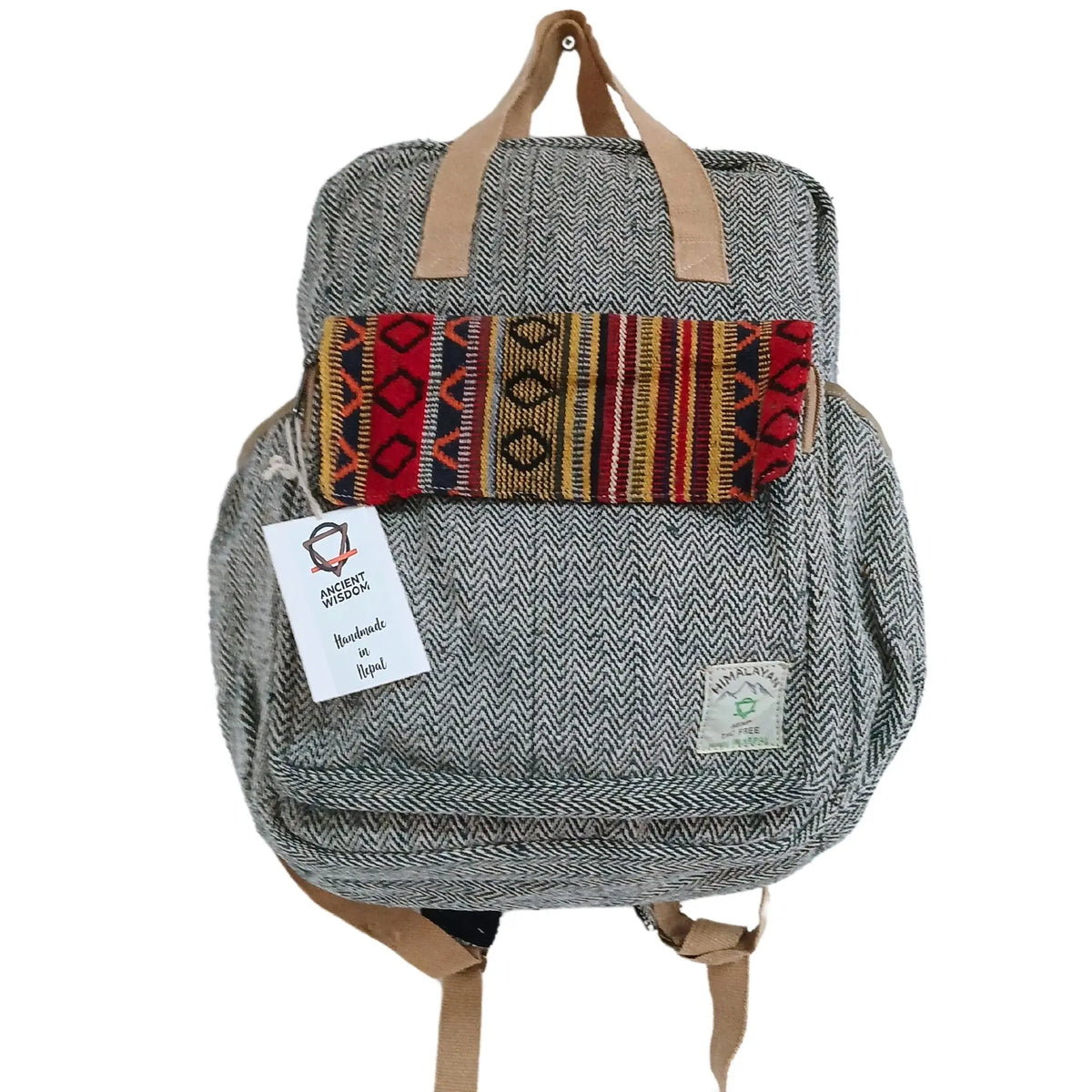 Mochila de cáñamo gris con patrón de espiga, bolsillo frontal con tejido étnico colorido y correas de tela beige.