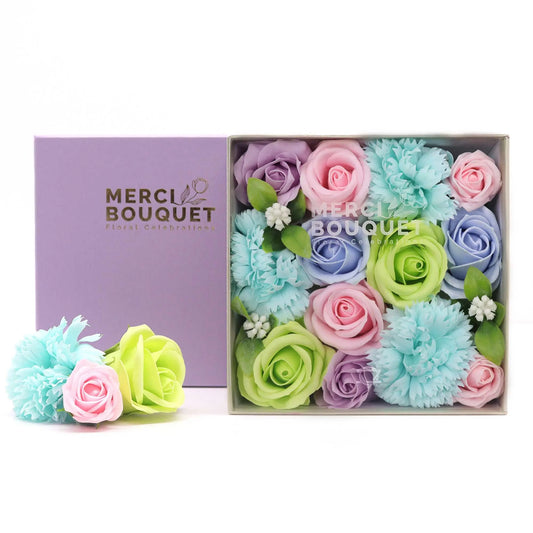 Caja cuadrada con flores de jabón en tonos pastel rosa, azul, verde y lila, estilo elegante y delicado para regalo
