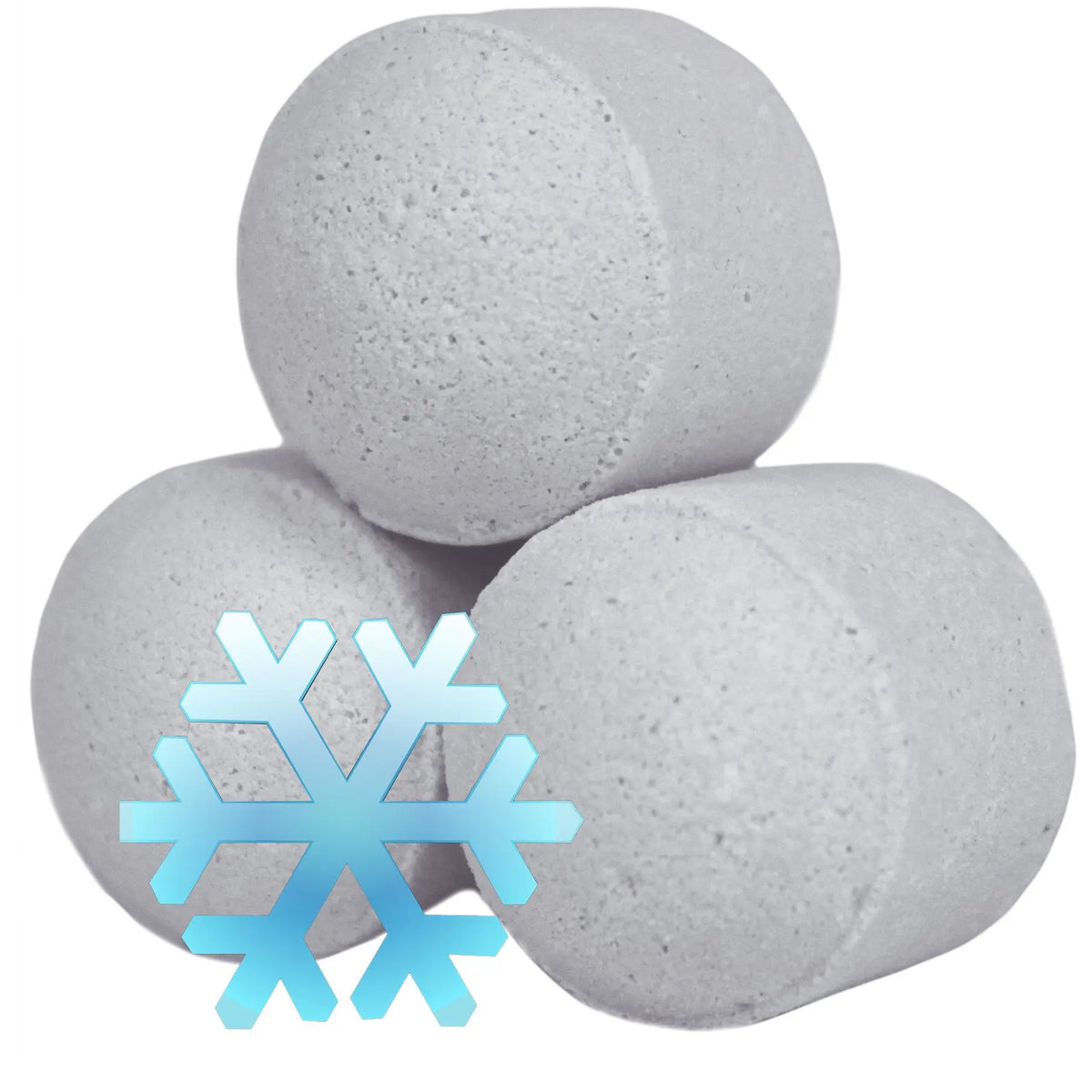 Tres bombas de baño efervescentes blancas, cilíndricas y porosas, decoradas con un copo de nieve azul brillante.
