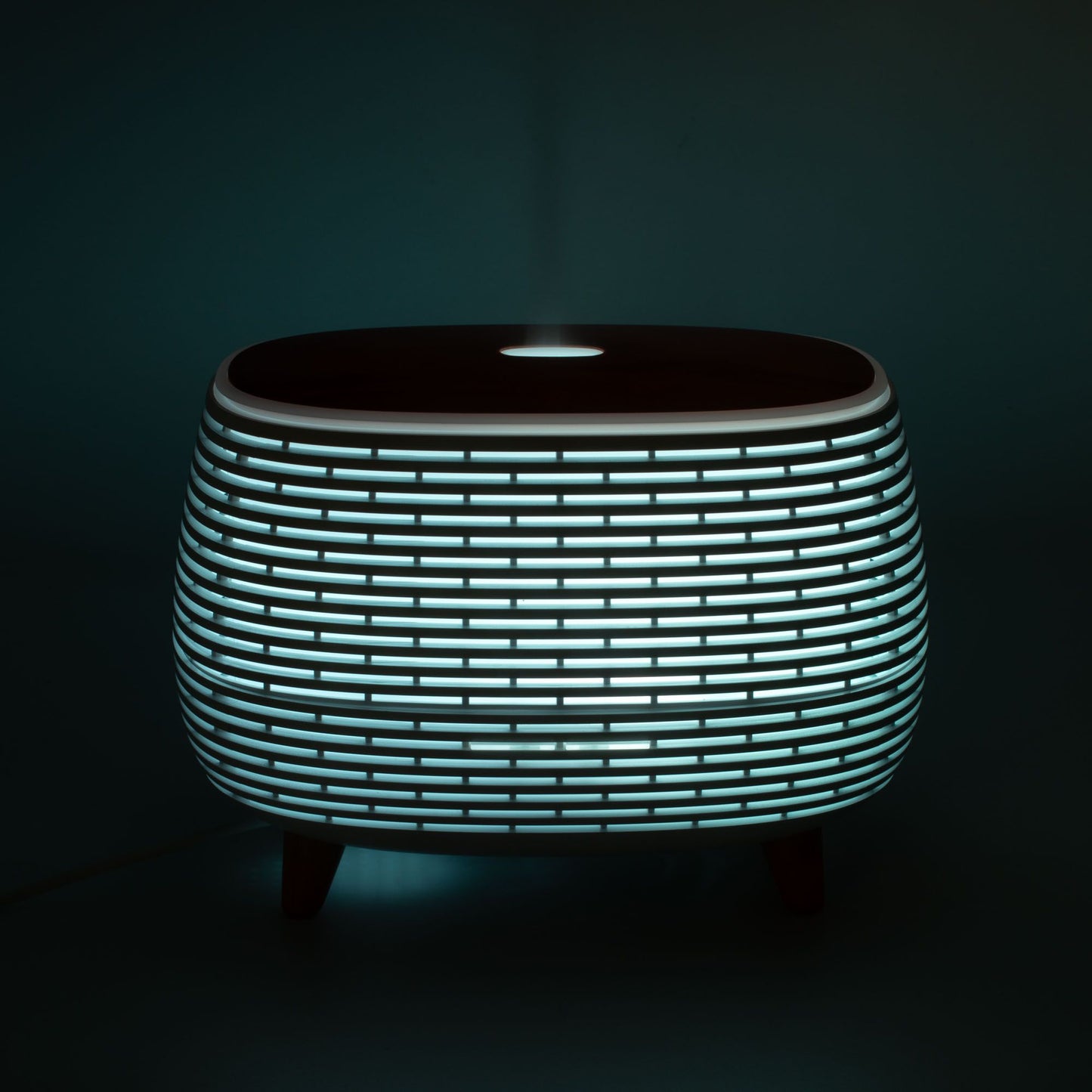 Lámpara de mesita de noche blanca y azul, diseño moderno con luces LED y base de madera.