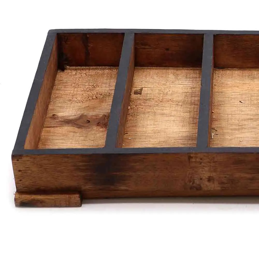 Bandeja artesanal de madera natural con divisiones, acabado rústico y bordes oscuros. Ideal para exhibición.