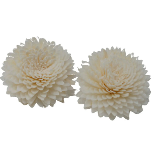 Dos flores difusoras blancas hechas a mano, con forma de clavel, sobre fondo blanco.