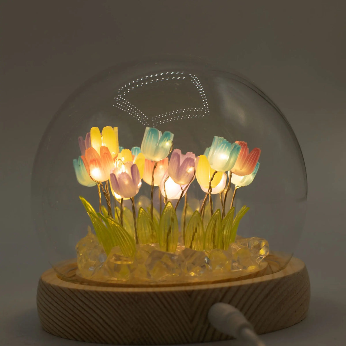 Domo de cristal con 20 tulipanes LED multicolores sobre base de madera iluminada, estilo decorativo Floral Glow.