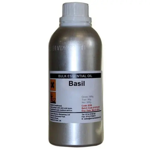 Aceite esencial de albahaca en botella plateada de 500 ml, ideal para aromaterapia y productos naturales.