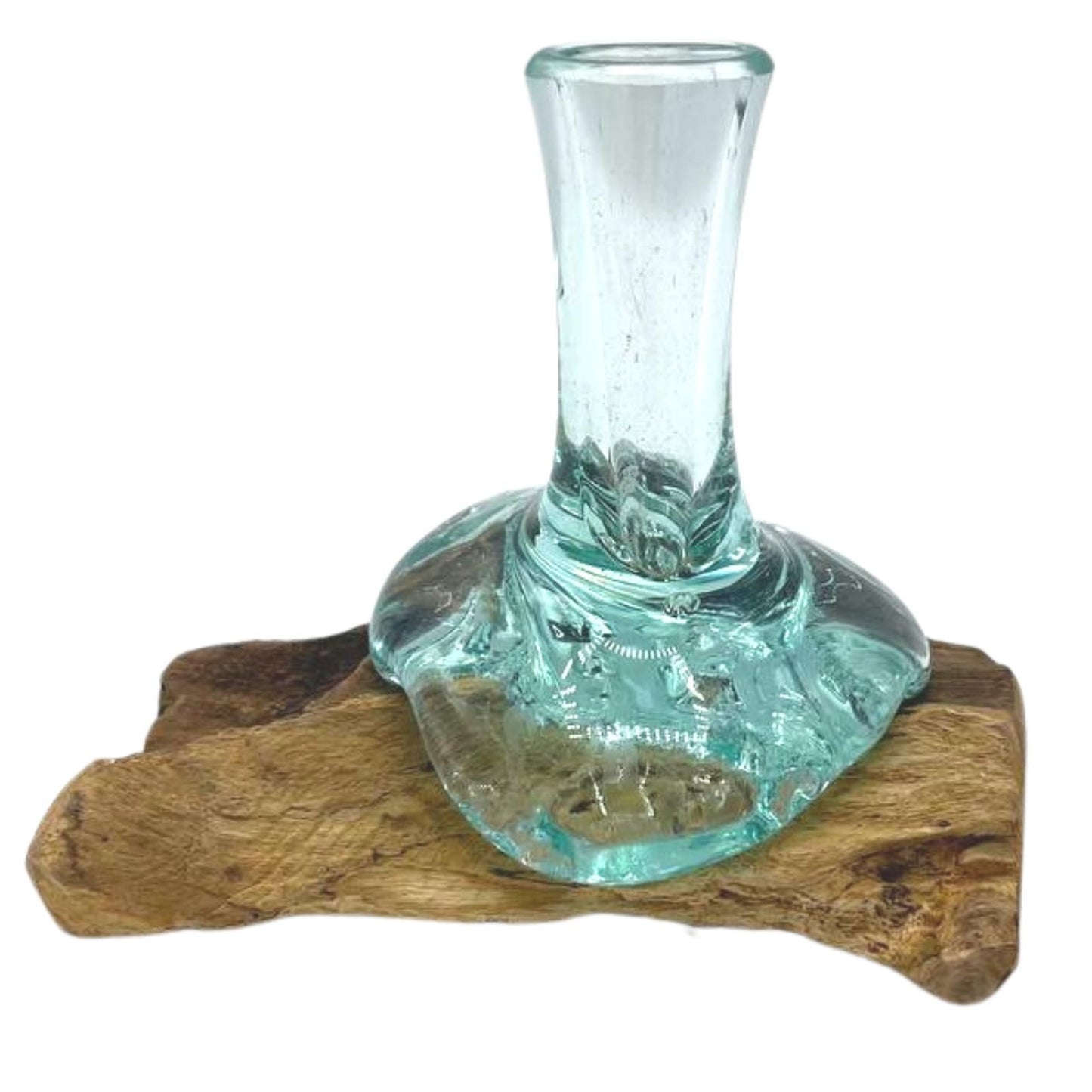 Florero artesanal de vidrio fundido transparente moldeado sobre una base de madera rústica natural con estilo orgánico