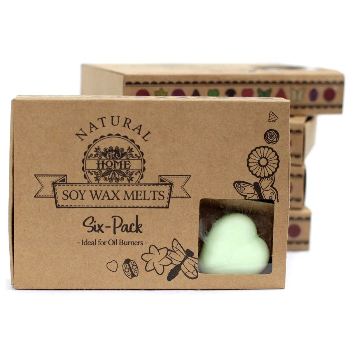 Caja de cartón kraft con ventana, conteniendo una pastilla de cera de soja verde en forma de corazón. Estilo artesanal.