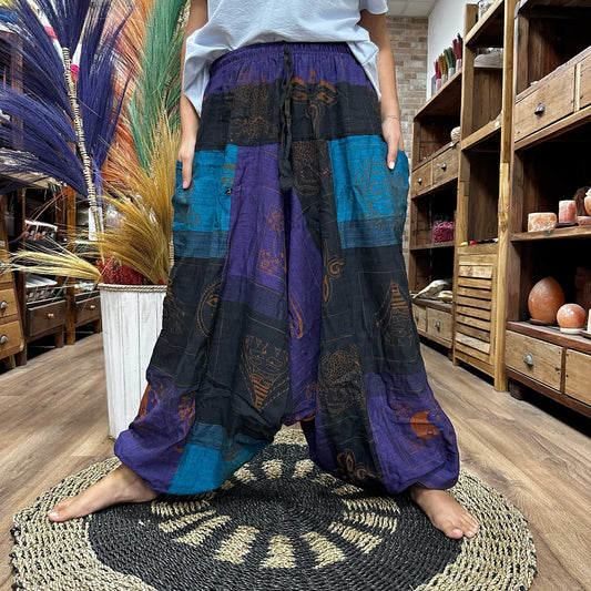 Pantalones tipo Aladdin anchos, de algodón con estampado étnico himalayo en tonos morados, negros y azules.