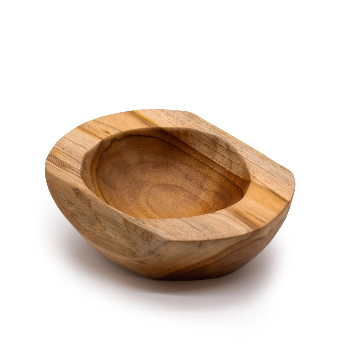 Cuenco artesanal de madera de teca natural con forma orgánica e irregular, color marrón veteado, sobre fondo blanco.