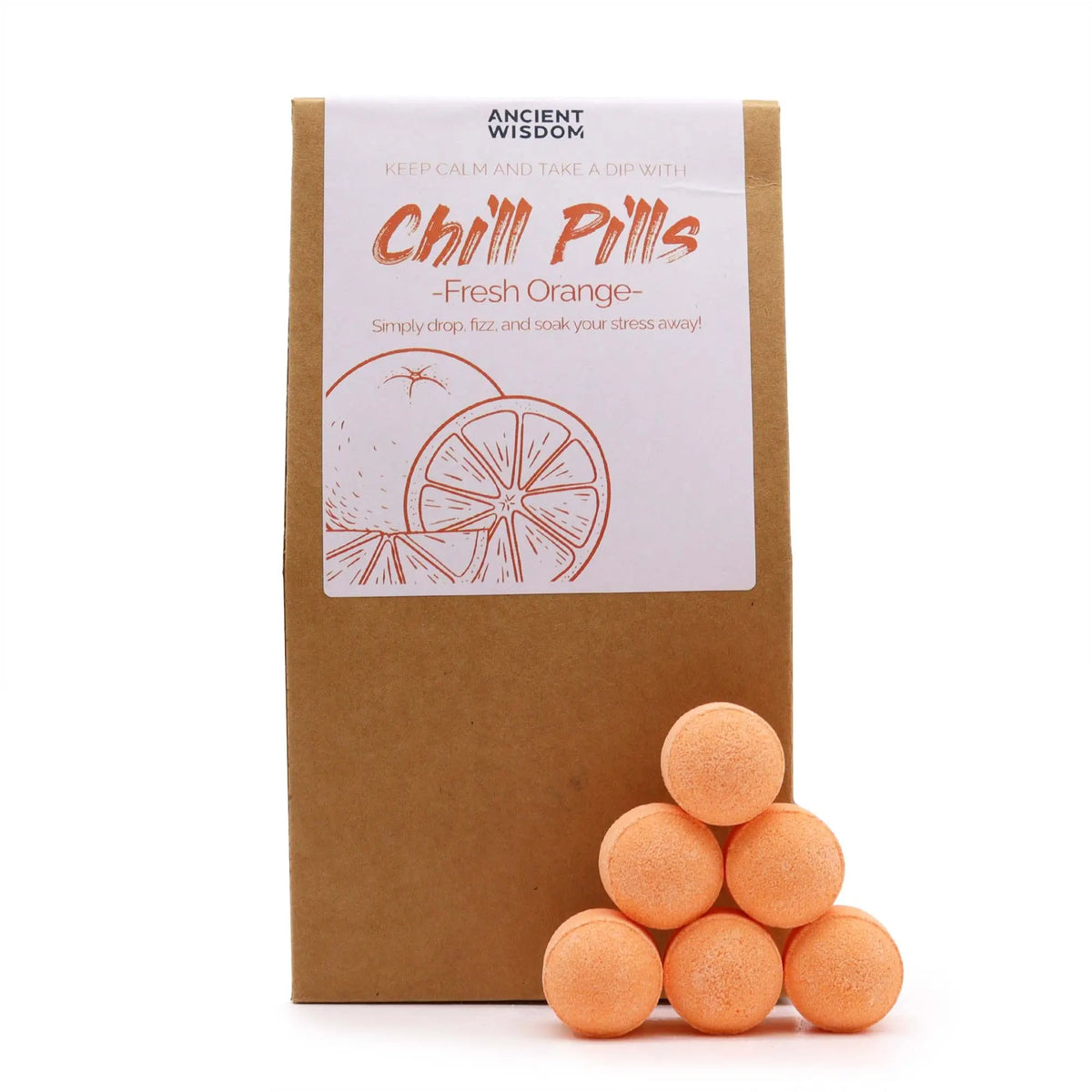 Bolsa de papel kraft con mini bombas de baño efervescentes de color naranja intenso apiladas en forma de pirámide.