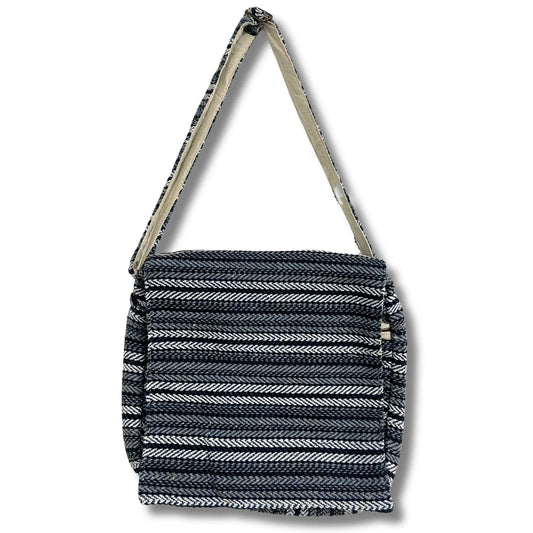 Bolso para portátil de tela con patrón de rayas horizontales azules, grises y blancas, y correa ajustable al hombro.