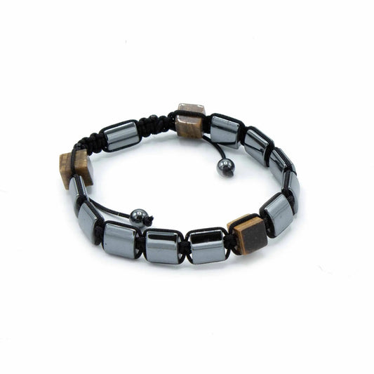 Pulsera ajustable con cuentas de hematita gris brillante y cubos de ojo de tigre marrón, unida por hilo negro.