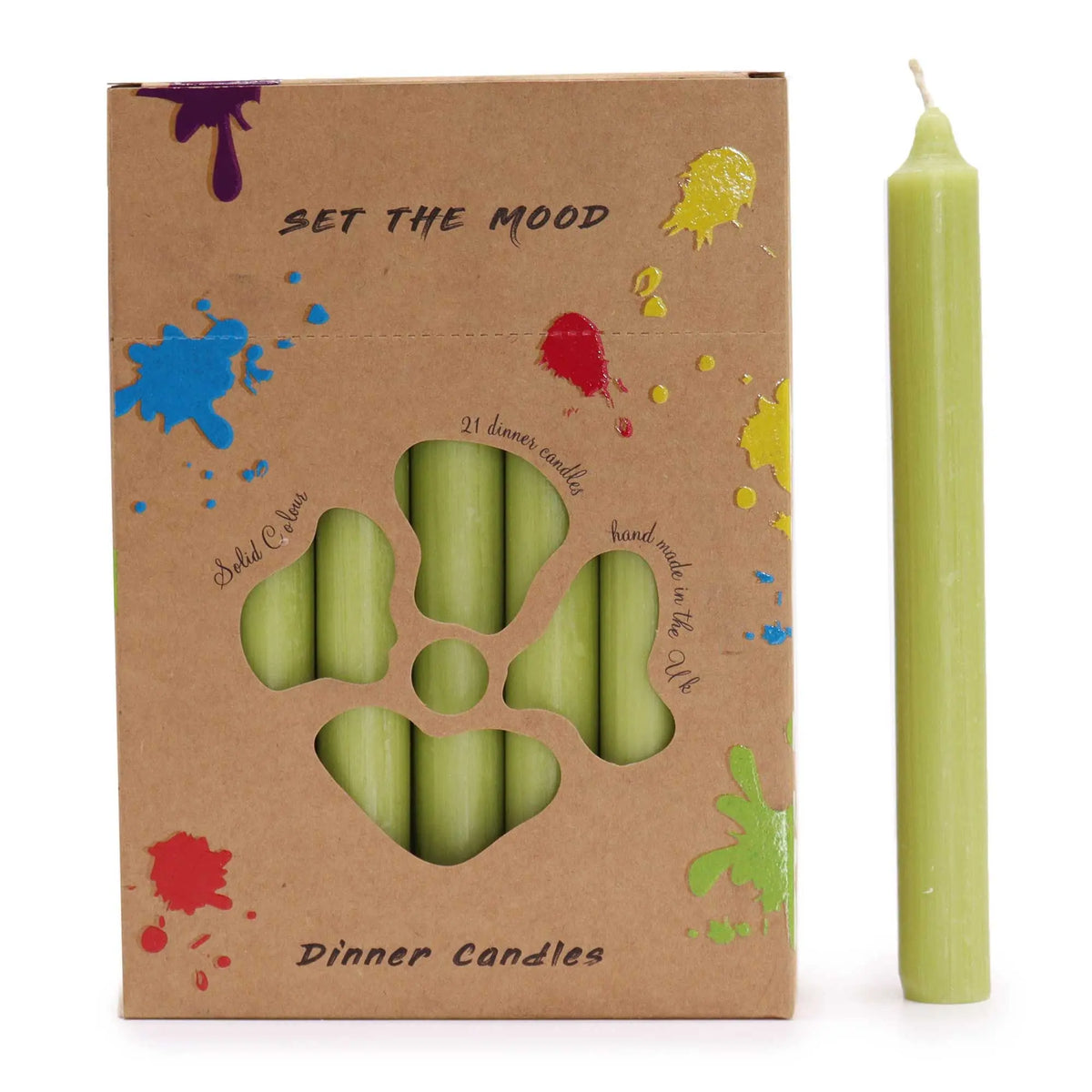 Caja de cartón con 21 velas de mesa color oliva, cilíndricas, rústicas, junto a una vela de muestra fuera del empaque.