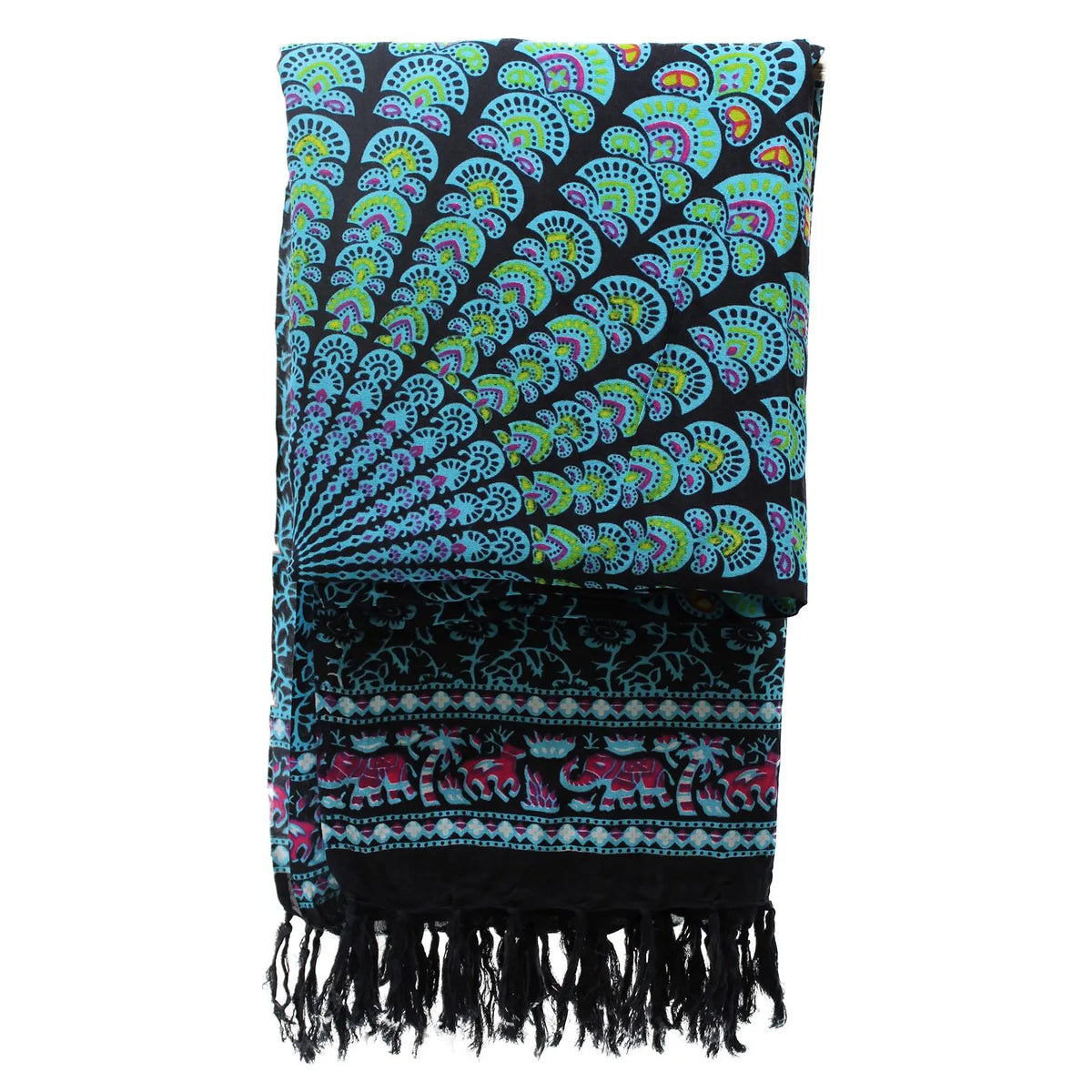 Pareo negro con estampado de mandala y pavo real en azul, verde y rosa, con bordes decorados y flecos en el extremo.