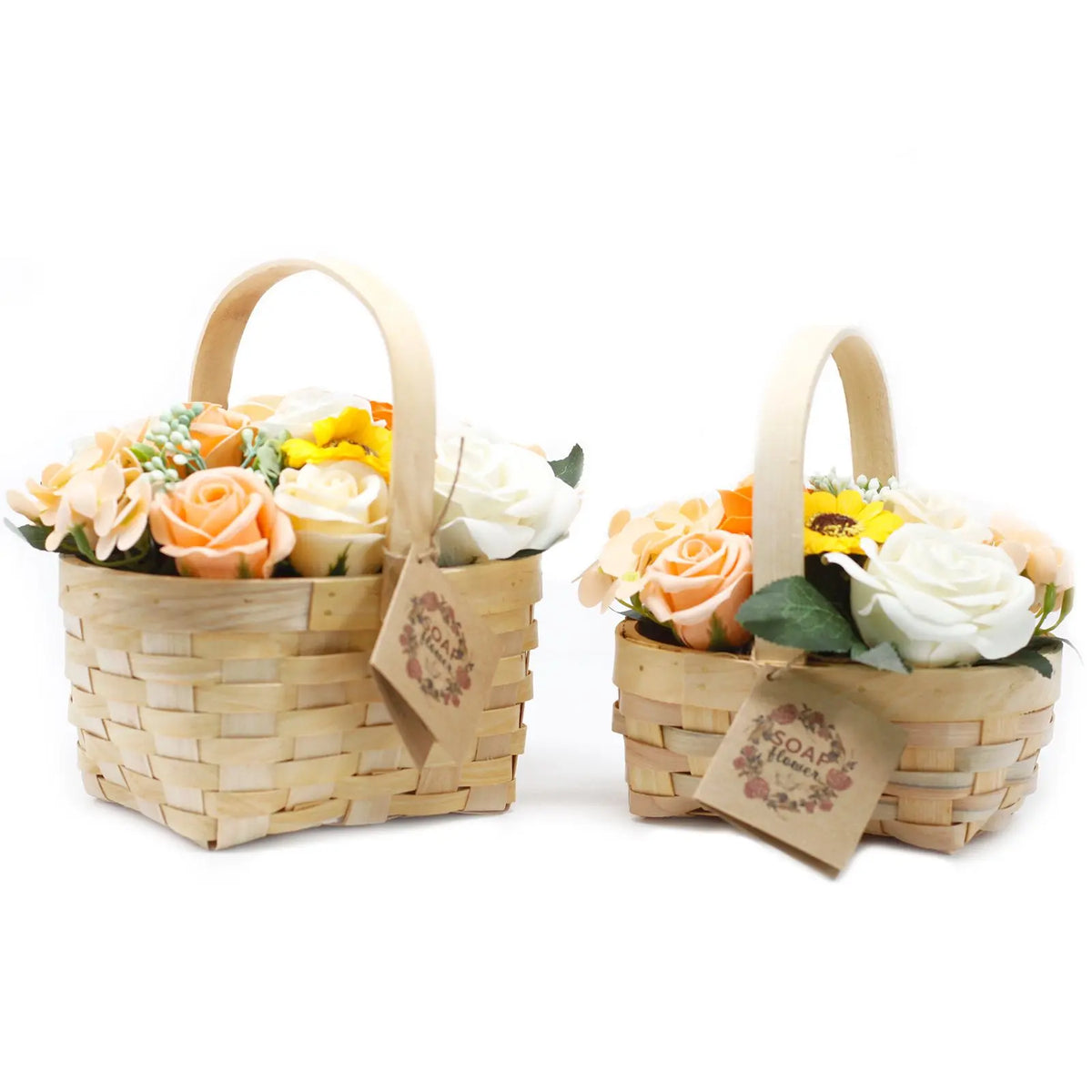 Dos cestas de madera con ramos de flores de jabón en tonos naranja, blanco y amarillo sobre fondo blanco.