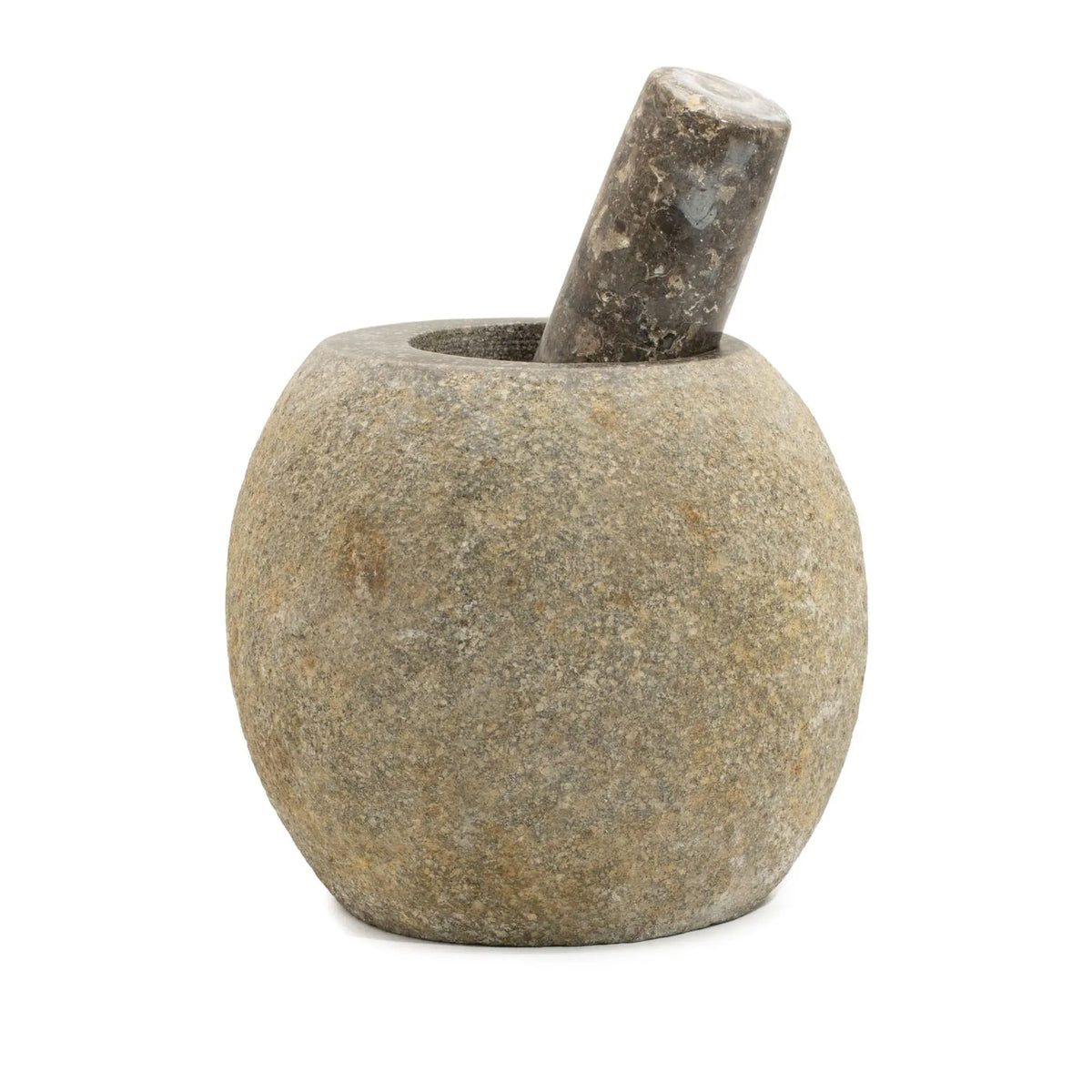 Mortero de piedra gris con mano de mortero en tono oscuro, diseño rústico y elegante, ideal para cocina.