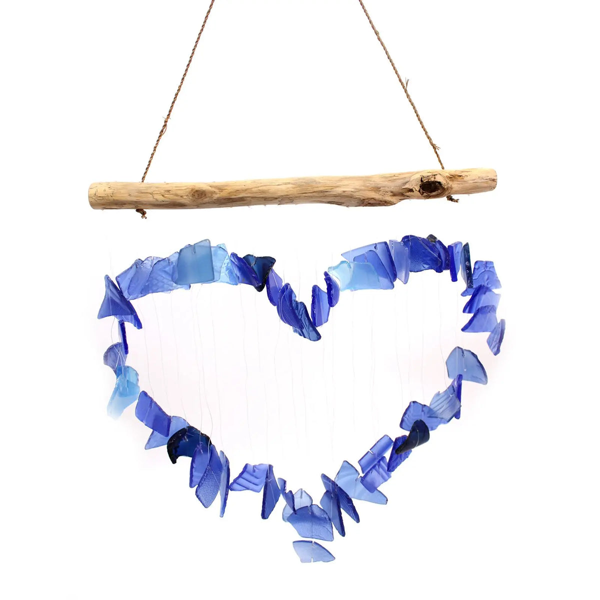 Carillón en forma de corazón hecho con piezas de vidrio reciclado azul y blanco suspendidas de una rama de madera.