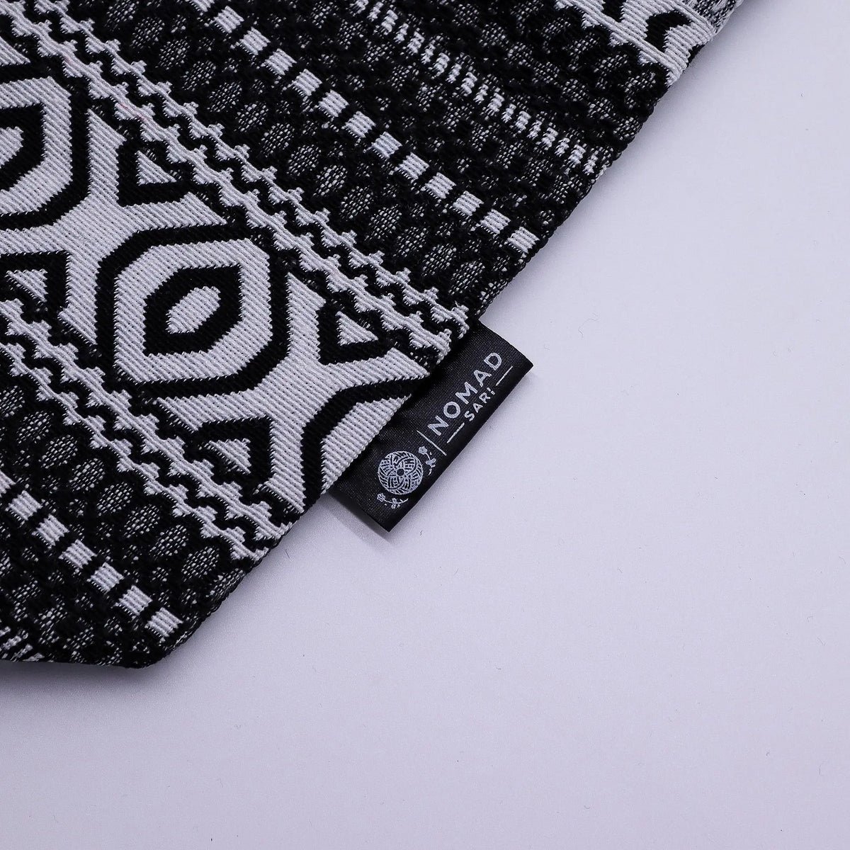 Toalla de playa Nomad, negra y blanca, con diseño geométrico y etiqueta, 100% algodón, estilo bohemio.