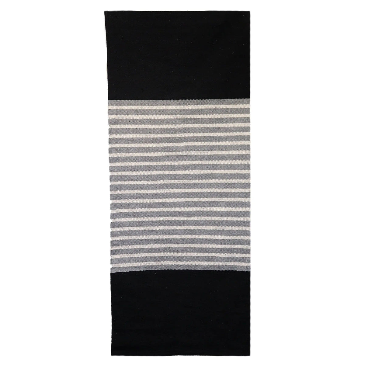 Alfombra de algodón rectangular, con franjas centrales gris y blanco y bordes negros lisos. Estilo tejido.