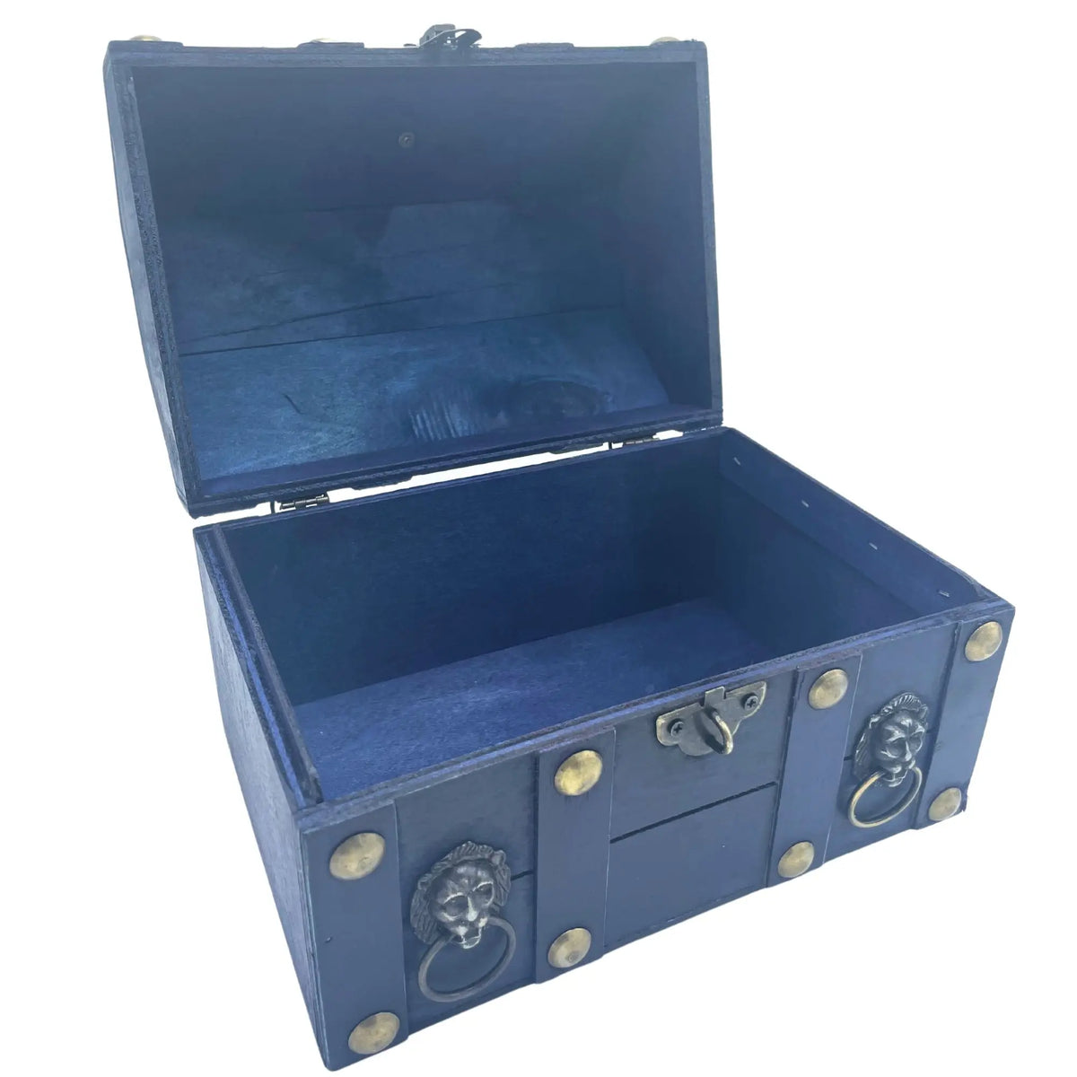 Cofre vintage de madera color azul, abierto, con herrajes de metal, decoraciones de leones y tachuelas doradas.