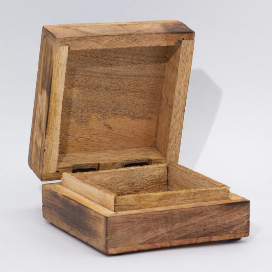 Caja cuadrada de madera natural abierta, con acabado rústico y veteado visible. Estilo artesanal sencillo.