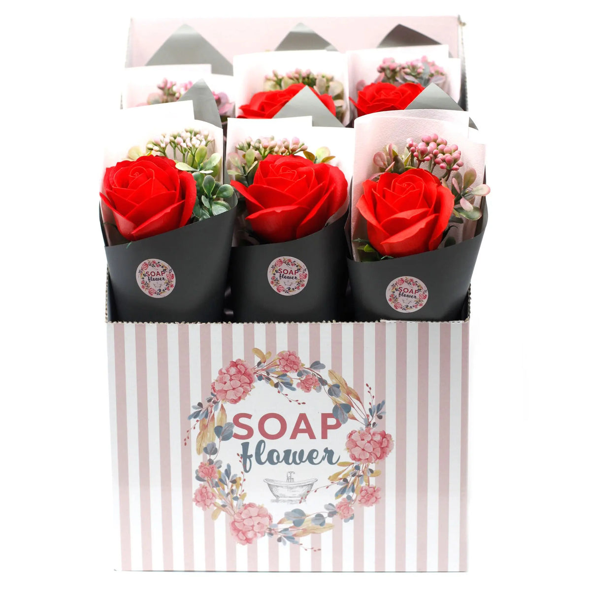 Caja expositora con ramos de rosas rojas de jabón envueltas en papel negro y decoradas con flores y hojas verdes.