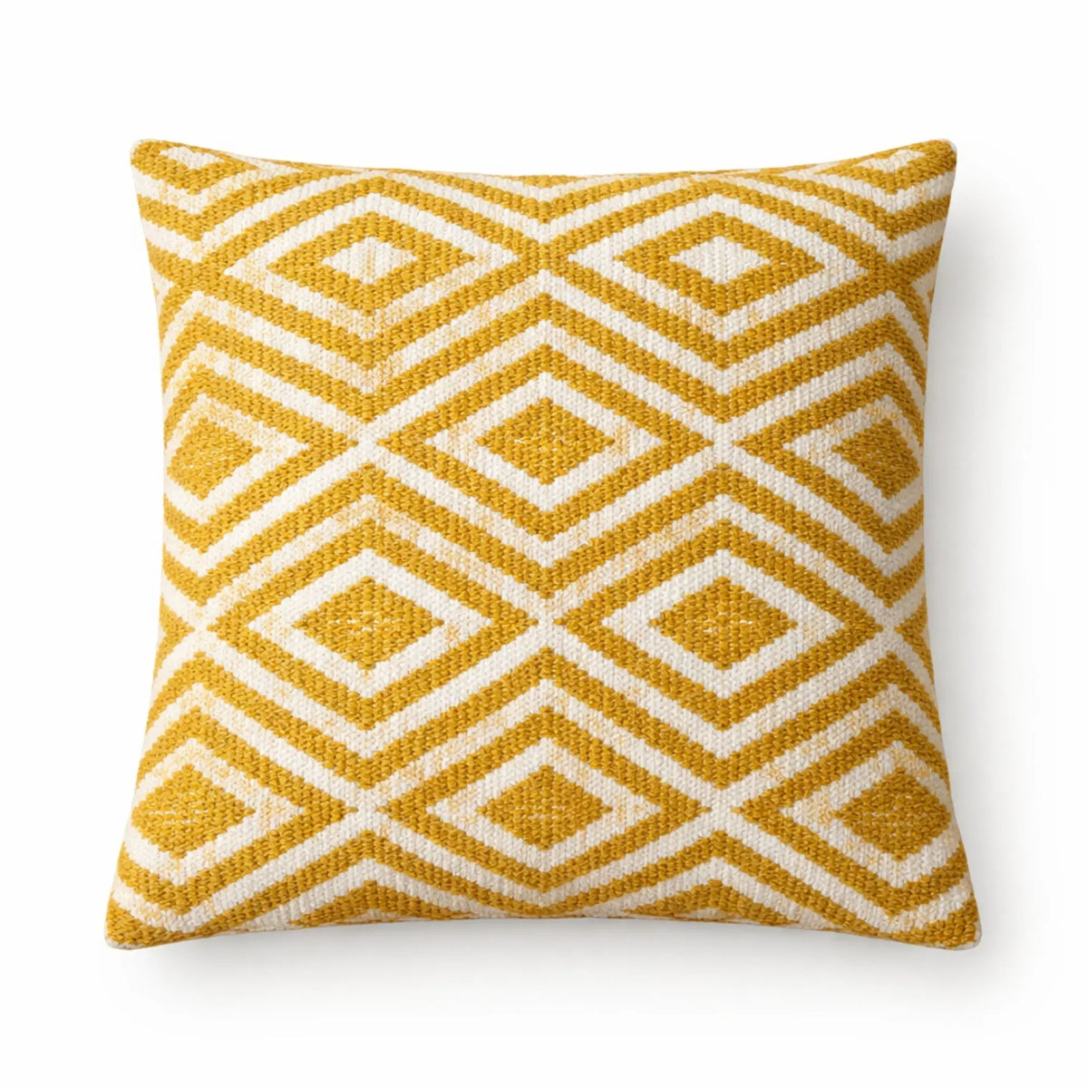Cojín amarillo con diseño geométrico en blanco, textura de tejido, ideal para decoración moderna.