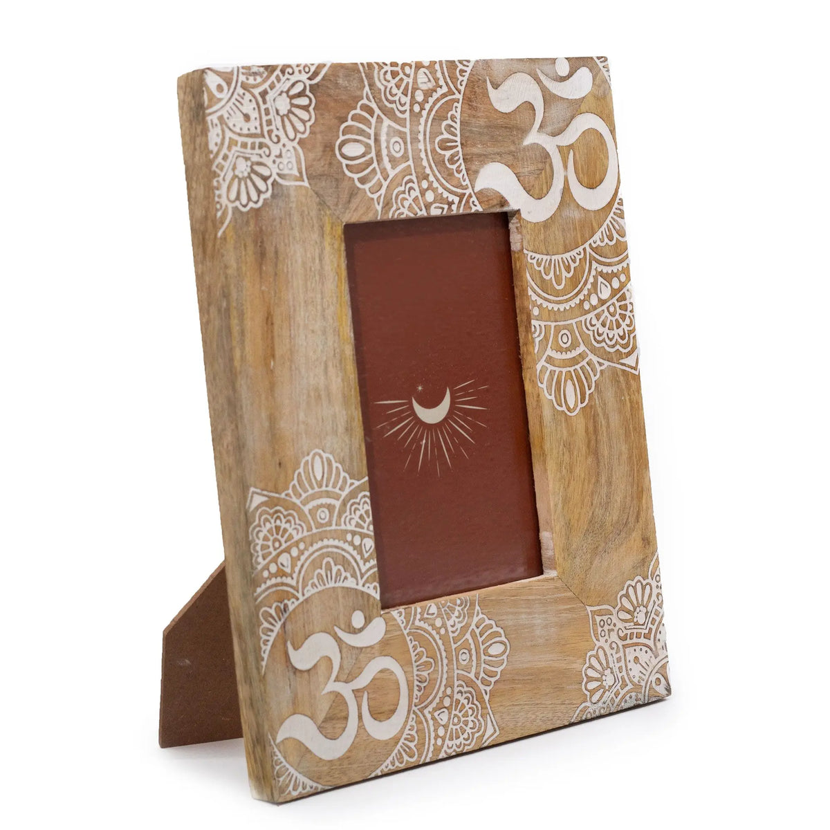 Marco de madera de mango con grabados blancos de mandalas y el símbolo Om, estilo artesanal.
