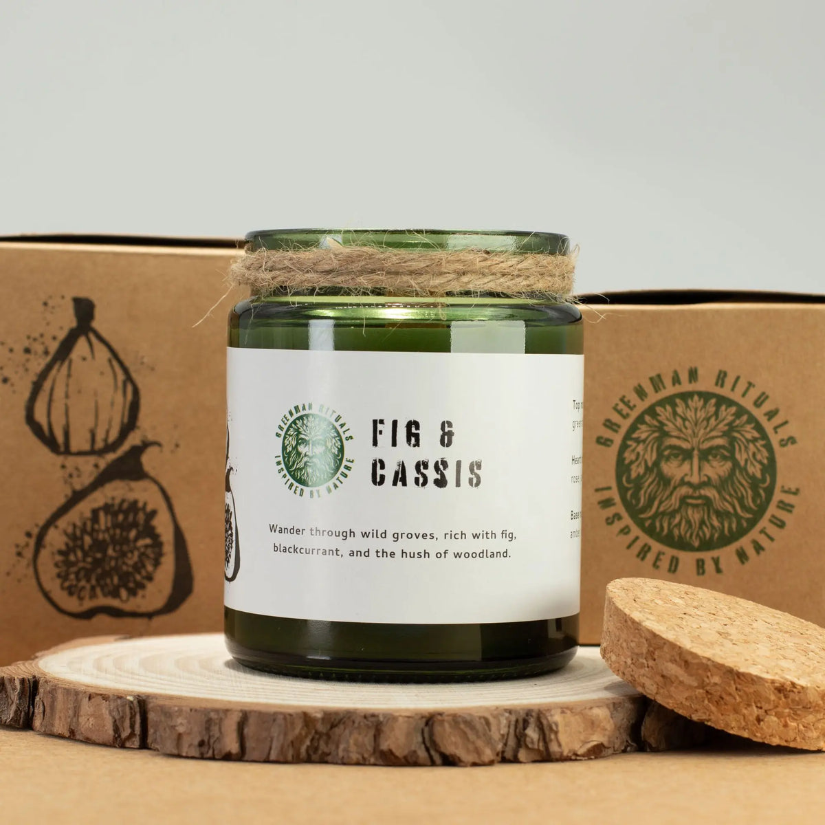 Vela de cristal verde con aroma a higo y grosella negra, decorada con cuerda y tapa de corcho.