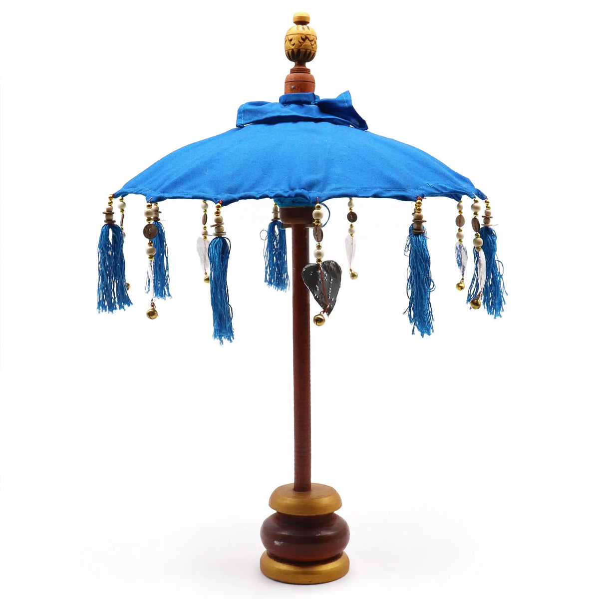 Sombrilla decorativa de Bali en algodón azul, con borlas colgantes, base y mango de madera tallada. Estilo artesanal.