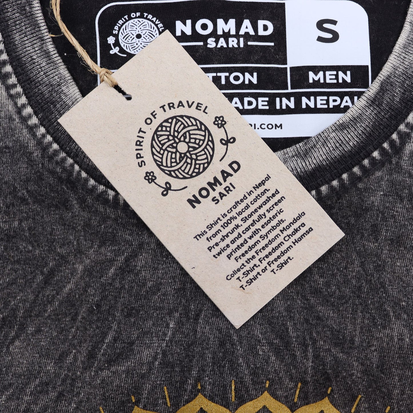 Camiseta de algodón gris oscuro con diseño gráfico, etiqueta de estilo bohemio, talla S, fabricada en Nepal.
