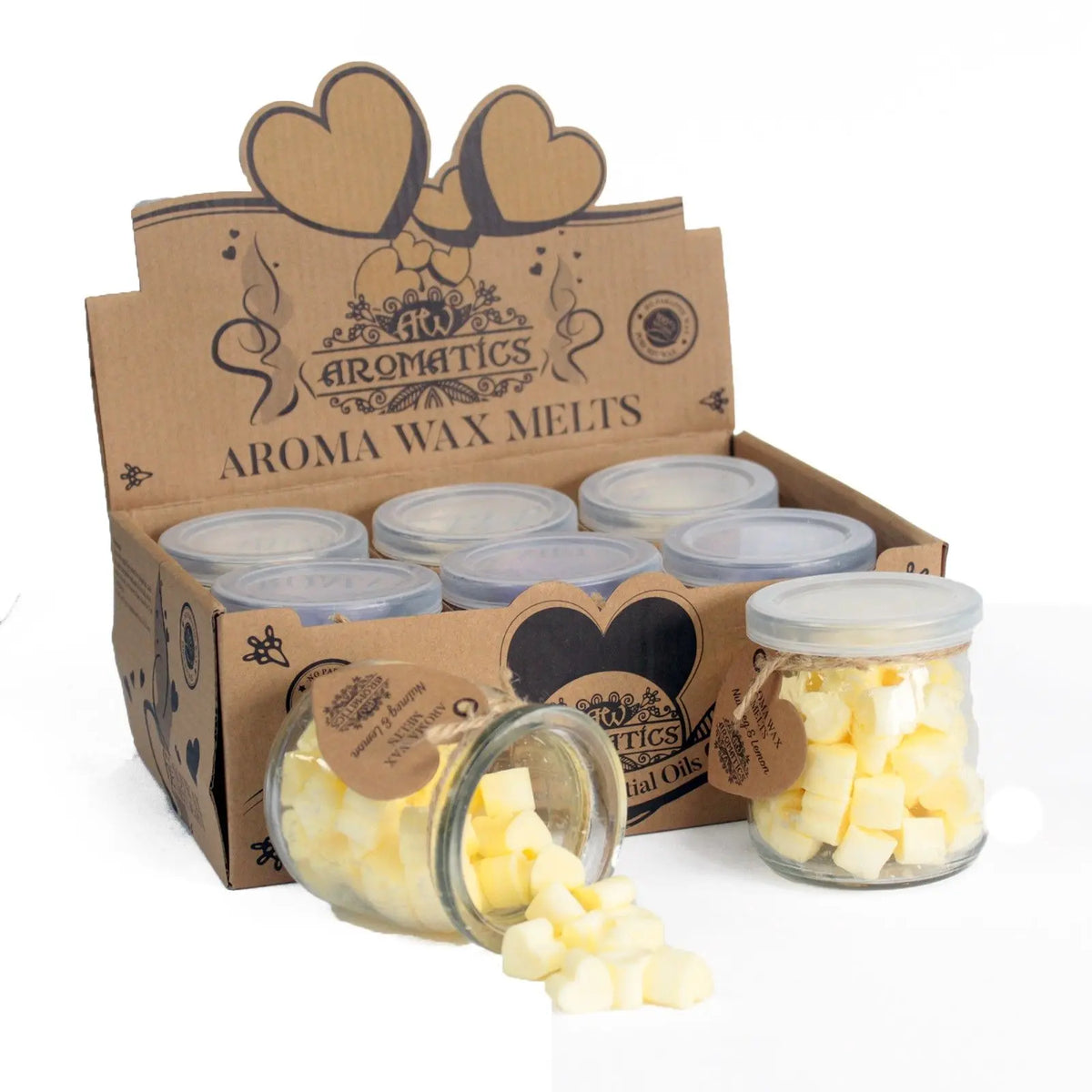 Caja de cartón con frascos de cristal llenos de corazones de cera aromática color amarillo, sobre fondo blanco.